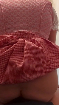 La ragazza bavarese tedesca in Dirndl seduce il marito della sorellastra per scopare