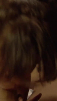 장난감과 오럴을 사랑하는 섹시한 문신을 한 갈색 머리의 Charmaine