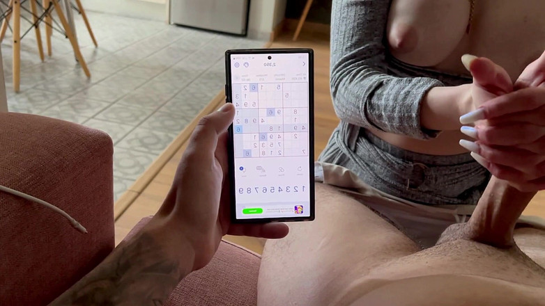 LaraRussian Doll: Můj nevlastní syn hraje sudoku a já si hraju s...