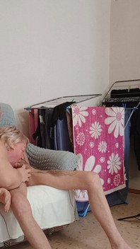 Sug pula fiului meu vitreg până când are parte de o ejaculare în timp ce suntem singuri acasă