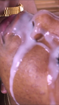 Kenya Jones Suce Une Petite Bite Et Reçoit Un Facial Énorme