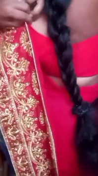 Desi schöne hausfrau zieht sich zu hause um