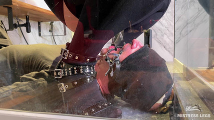 Mistress Legs: Sahibe farklı kıyafetlerle kölenin ağzına işiyor ve poz atıyor