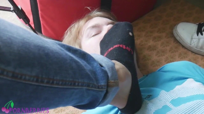 Ethan Alex: Un intenso footjob dai jeans di un ragazzo sudato