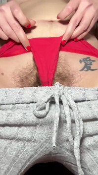 Coño peludo en bragas rojas