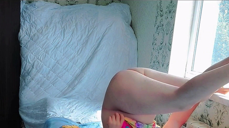 Kitty_Cross: Entzückende sissy dehnt arme nach süßem nickerchen am nachmittag