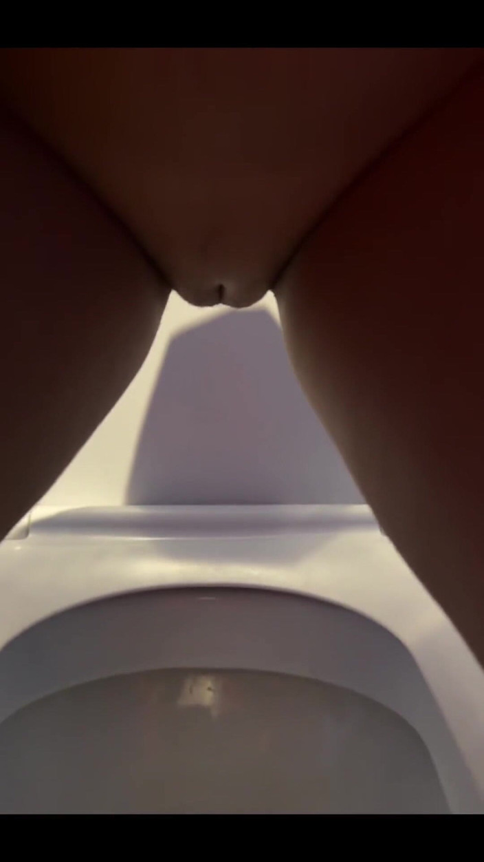 Tiffstreatsxoxo: Pissen