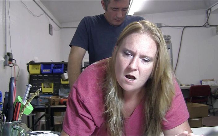 Vibra King Video: Jennifer在工作时被撞在桌子上