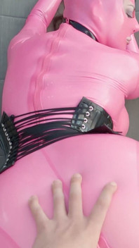 Cristal, versaute rosa gummipuppe wird draußen pOV gefickt