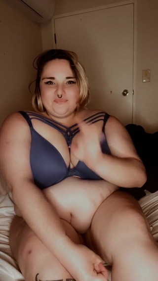 Busty Sky: Busty BBW with petite feet playing and sucking