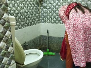 Saarabhabhi6: India caliente mucama follada por amante en baño en audio...