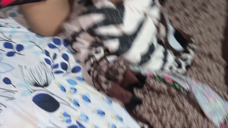 Blackedlatino: J’ai été surpris à poil dans sa chambre par la femme qui...