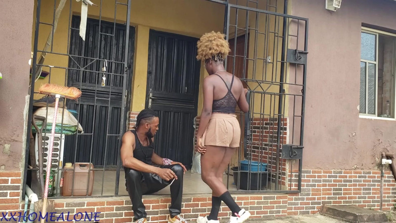Home Alone: Ebony College Babe Jazmine kom och letade efter sin pojkvän...