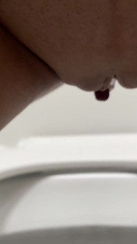 Close-up plassen compilatie in openbare toiletten! Met vuile pads! POV!