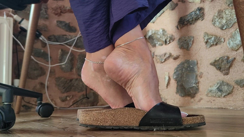Goddess Lena: Birkenstock Unter Dem Tisch