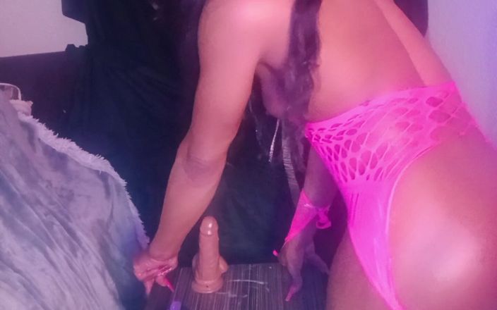 SlimXXBae69: Хорошенькая кримммия с колготками-бабулями