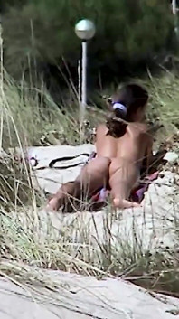 Calda mora nuda tra le dune