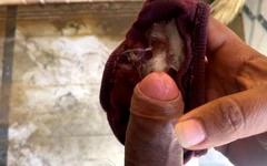 Mi sono masturbata e sborrata sulle mutandine della mia vicina