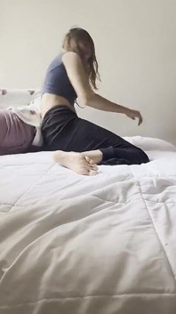 Luta feminina de pijamas com bundas saltando, quedas inesperadas e muitos socos