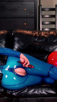 Latex anal pussy play and squirt