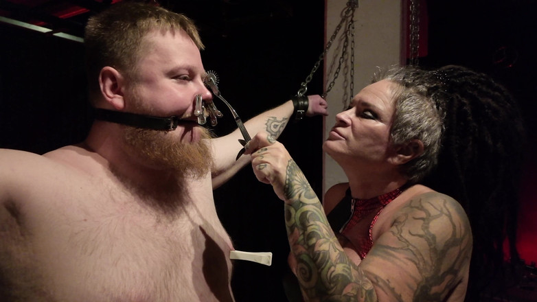 Domina Dark: Encadenándome y abofetear mi polla