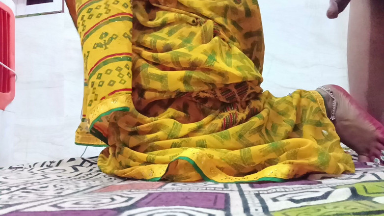 The_Secret_Couple: Padosan Bhabhi Ne Ishare Se Bulaya Fir Massage Karwaya Badme...