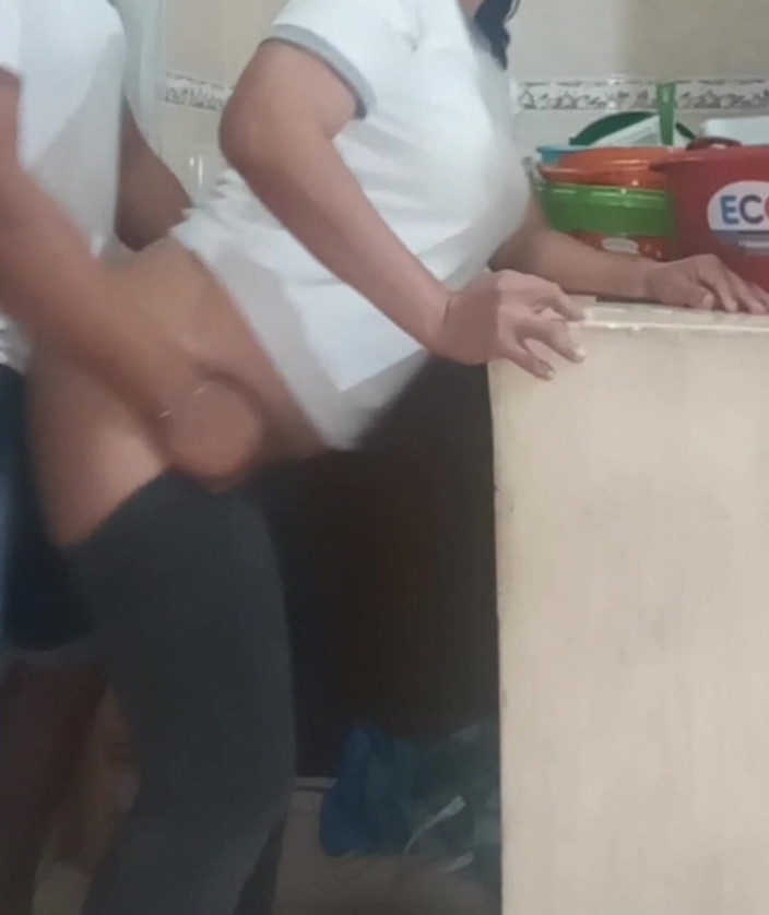 Eatrella j: Servitoare futută și suptă când spală vasele murdare