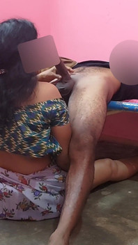 Мачеха принесла еду, чтобы поесть, пасынок, я схватил ее и занялся с ней сексом