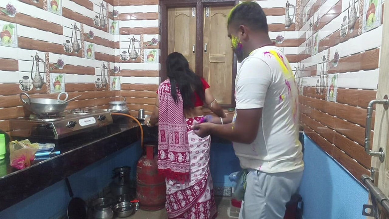 Sona bhabhi: Krásná bengálská bhabhi si užívá Holi speci se svými sousedy...