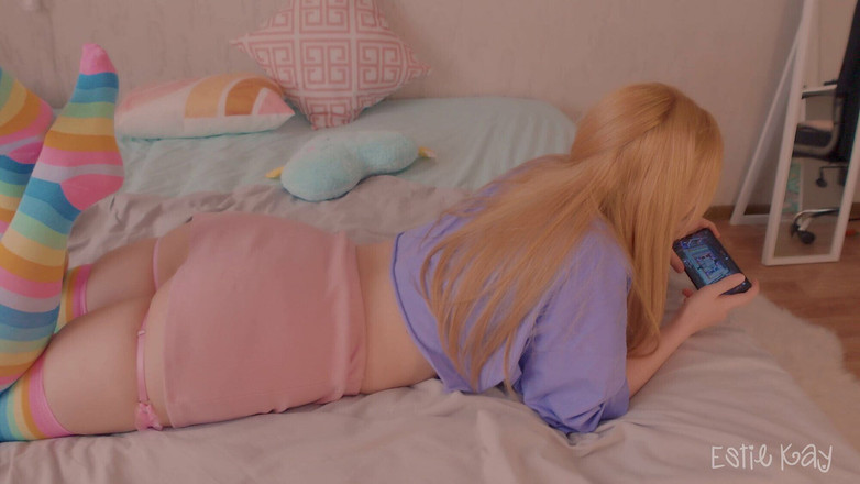 Estie Kay: Hraji si s dírami své nevlastní sestry, zatímco ona hraje