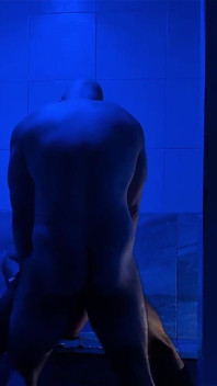 Muscle bear fickt latino in der schwulen sauna