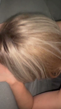 Stiefmutter in Einem Body Bekommt Backshots Auf Die Couch