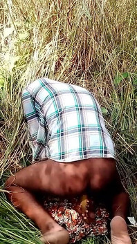 Індійський чувак-тінка трахається в дупу з великим огірком, хардкорна мастурбація в лісі