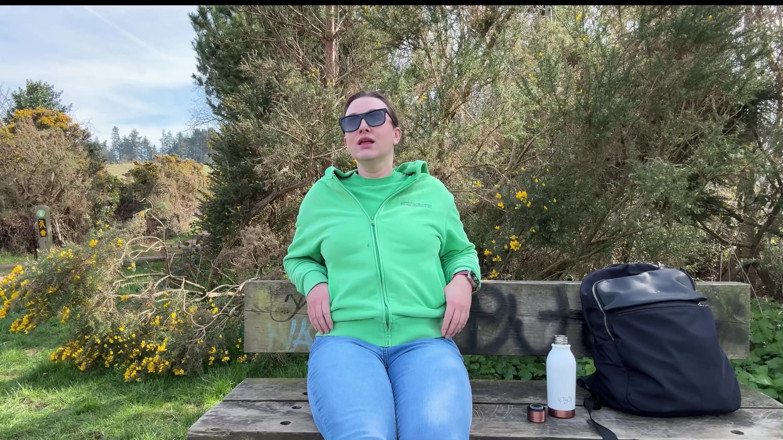 Emma Voyeur: Wanhopige spijkerbroek in de buitenlucht nat maken op het openbare...