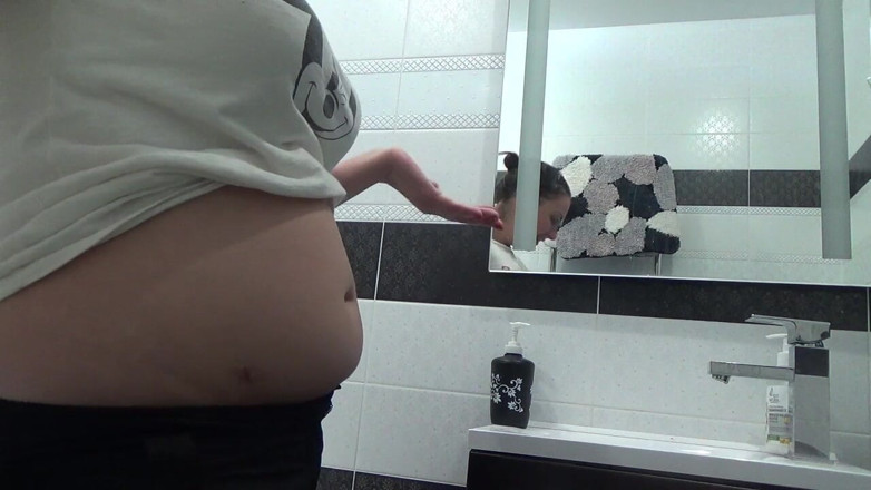Sexy Milf: Sexy Kate peeing for you