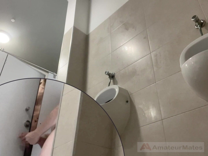 AmateurMates: Твинк-паренька и пожилого мужика застукали за рискованным развлечением в общественном туалете бассейна в любительском видео