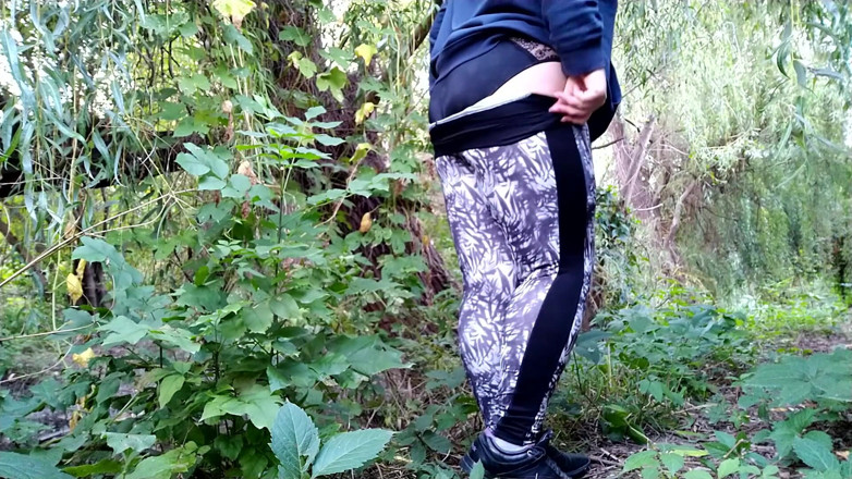Elena: Svěží milf zlatá sprcha sólo v přírodě