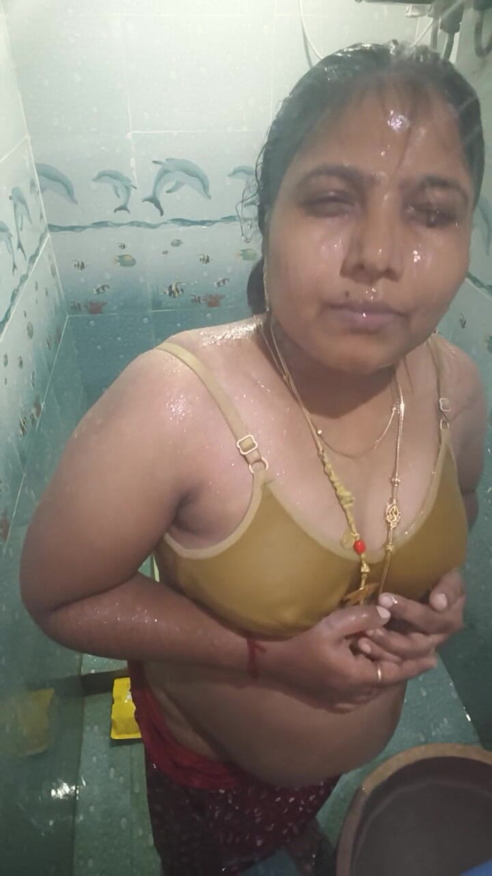 Susmitha2258: Desi donna doccia