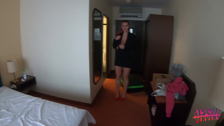 Aische Pervers: Spicy German babe gets fucked in her hotel room