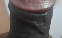 Seorang pria memiliki momen solo eksplorasi menyenangkan.