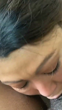 Krystal Davis bare kaale land ko dekhne ka bindu vaali land chusaee deti hai