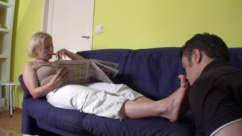Foot Girls: Pés cheirando enquanto lê o jornal