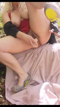 Ich bin geil und nackt unter meinem kleid und squirte im wald
