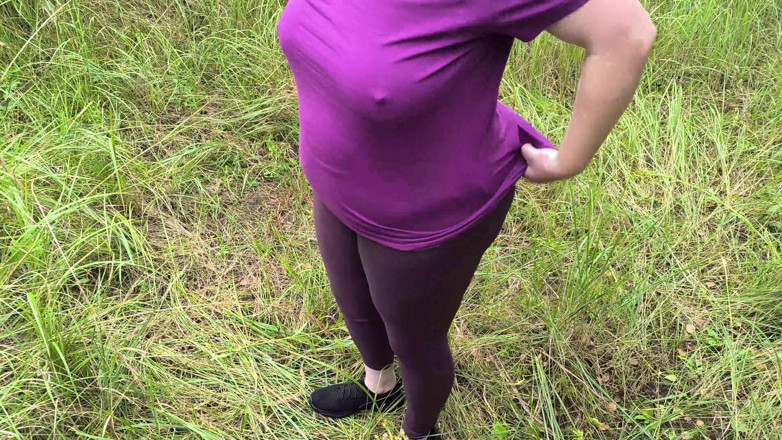 Bouncy Tits Action: Si spoglia nuda nel parcheggio dei camion per schiaffeggiare le...