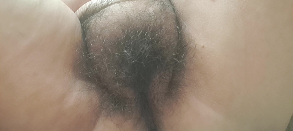 Mommy big hairy pussy: Je mets de la crème sur les jambes sexy