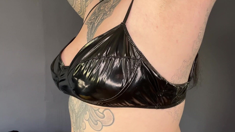 Miss Valentina: Masturbarsi per tette in pvc