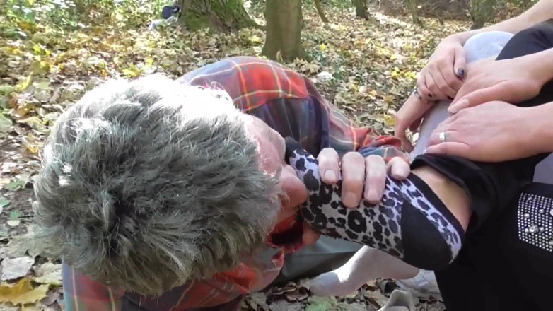 Foot Girls: Old slave must sniff stinky feet