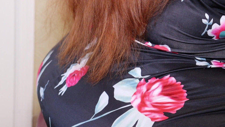 Julie Ginger: 長い赤い髪をとかしながら
