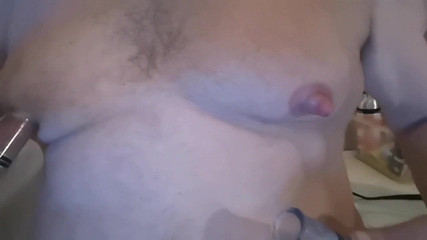 Monster_Meat_: Büyük meme uçları pompalanıyor ve gösteriş yapıyor