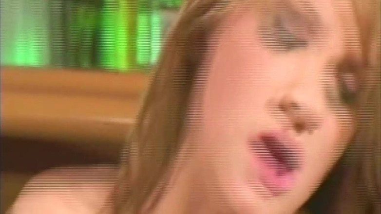 RetroTrashX: 饥渴的金发女郎在素人场合口交和性交